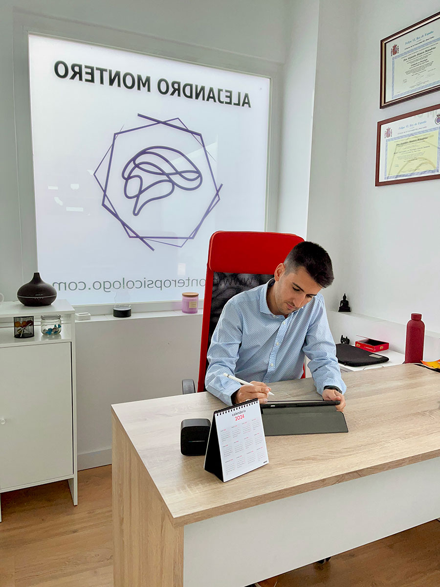 Alejandro Montero en su mesa de trabajo