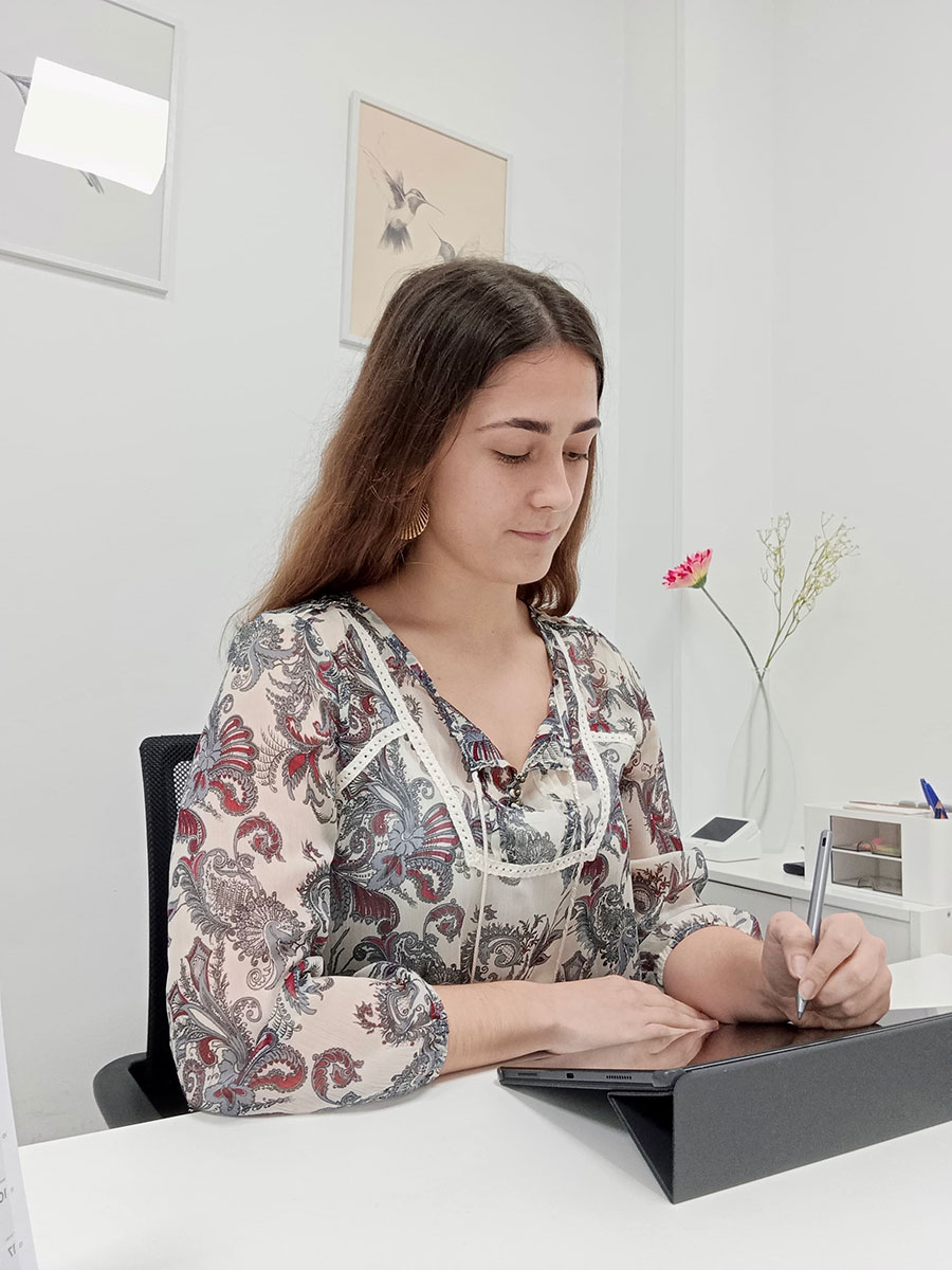 Paula Burón trabajando