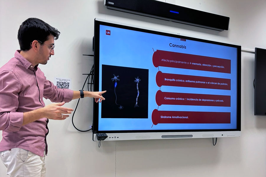 Alejandro en un taller